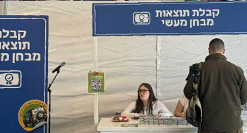 חייל מחכה לשמוע שעבר טסט מעשי בדרך לקבלת רישיון נהיגה